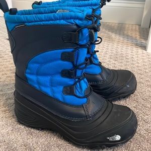 Youth North Face boys winter waterproof boots.  Size US 5